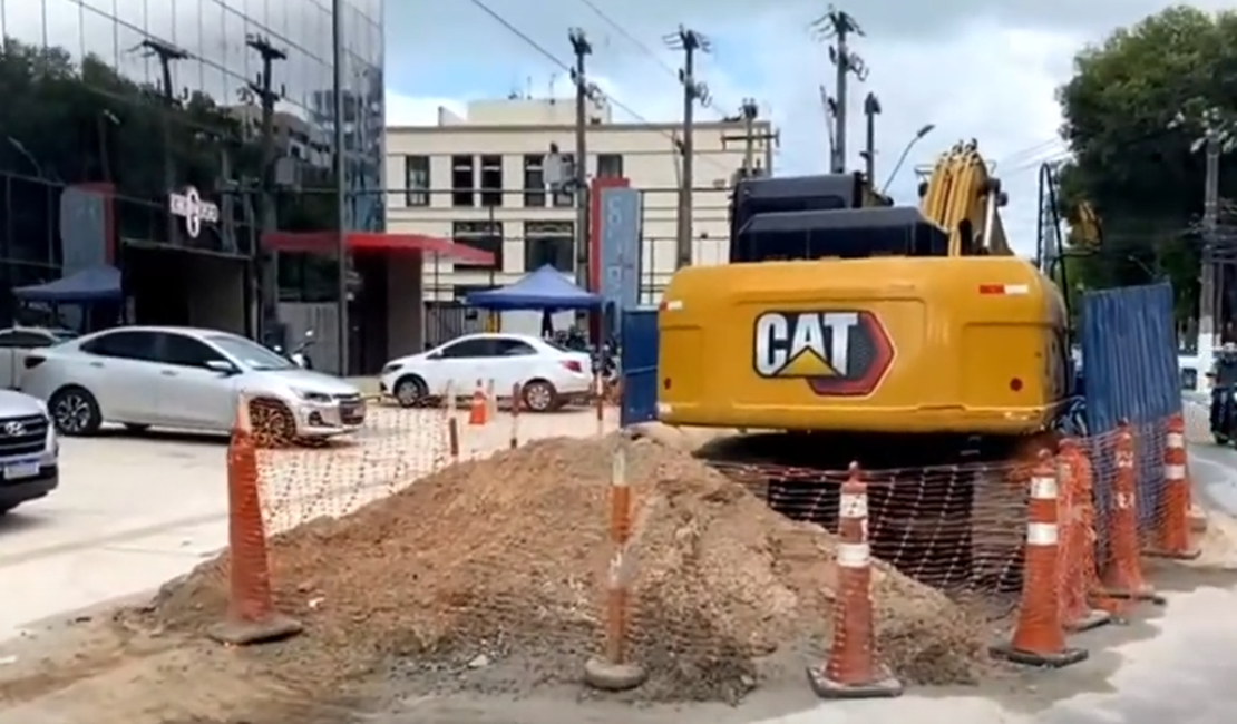 Obra da BRK no bairro Ponta Verde segue causando transtornos na região