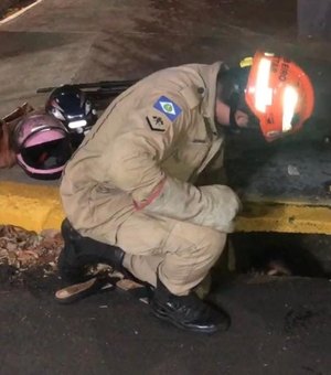 Mulher bêbada cai em bueiro ao tentar recuperar bicicleta em Tangará da Serra no Mato Grosso