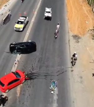 Colisão entre carros termina em capotamento com feridos em Arapiraca