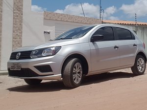 Veículo Gol de cor prata é tomado em assalto na cidade de São Sebastião