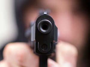 Homem sofre tentativa de homicídio e é baleado pelo próprio filho