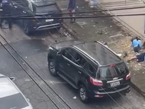 [Video] Carro atropela duas pessoas e colide com outros três veículos na Ponta Verde