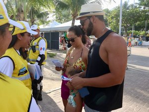 Equipe Social do Ronda faz busca ativa, panfletagem e conscientização durante operação Orla Segura