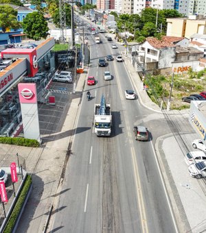 Trecho da Avenida Gustavo Paiva, em Maceió, recebe obras de recapeamento