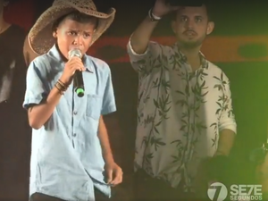 Mano Walter chama Winicios Vaqueiro para cantar durante seu show no Maceió Verão