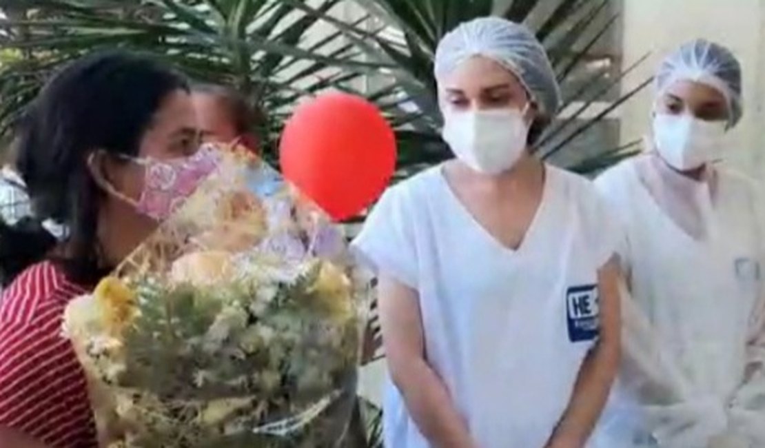 [Vídeo] Agricultora homenageia profissionais do HEA após mãe ter sido curada de covid-19