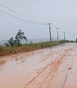 Rodovia entre São Luís do Quitunde e Barra de Santo Antônio fica coberta de lama após chuvas