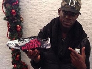 tália fica isolada em hotel, mas abre as portas para entrega de chuteira a Mario Balotelli