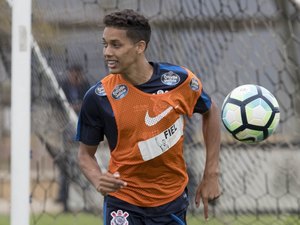 Interesse de clube inglês pode frustrar planos do Corinthians pelo alagoano Pedrinho