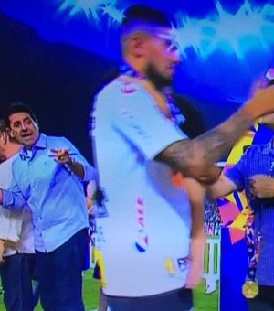 De camiseta da CBF com número 17, Major Olímpio (PSL) entrega medalhas ao Corinthians