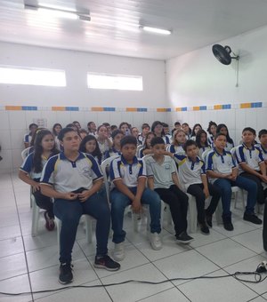 Polícia Científica participa de projeto sobre profissões para inspirar alunos em Arapiraca