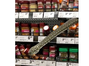 Mulher encontra cobra em prateleira de supermercado na Austrália