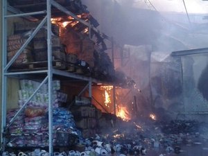 Incêndio destrói galpão no Mercado da Produção