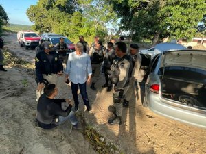 Polícia indicia duas pessoas por sequestro de jovem que conseguiu ajuda após mandar mensagem de WhatsApp