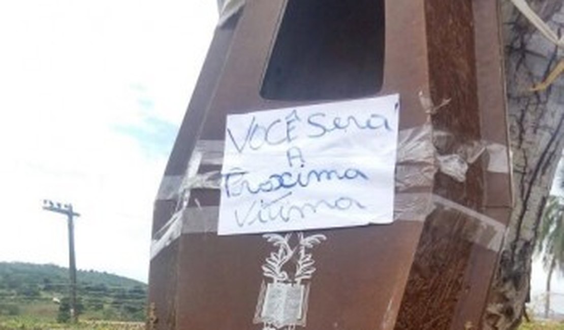 Caixão com mensagem em árvore assusta moradores de Palmeira dos Índios: 'Você será a próxima vítima'