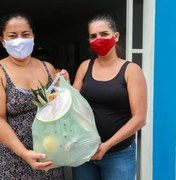 Pais de alunos da Escola Irmã Jolenta, em Penedo, recebem kits de merenda escolar