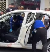 [Vídeo] Polícia Científica realiza perícia em carro onde policiais foram mortos em Delmiro