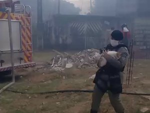 PM resgata idosa e mais de 20 animais em um incêndio em Maceió