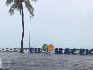 Volume da água da chuva atinge letreiro “Eu amo Maceió”