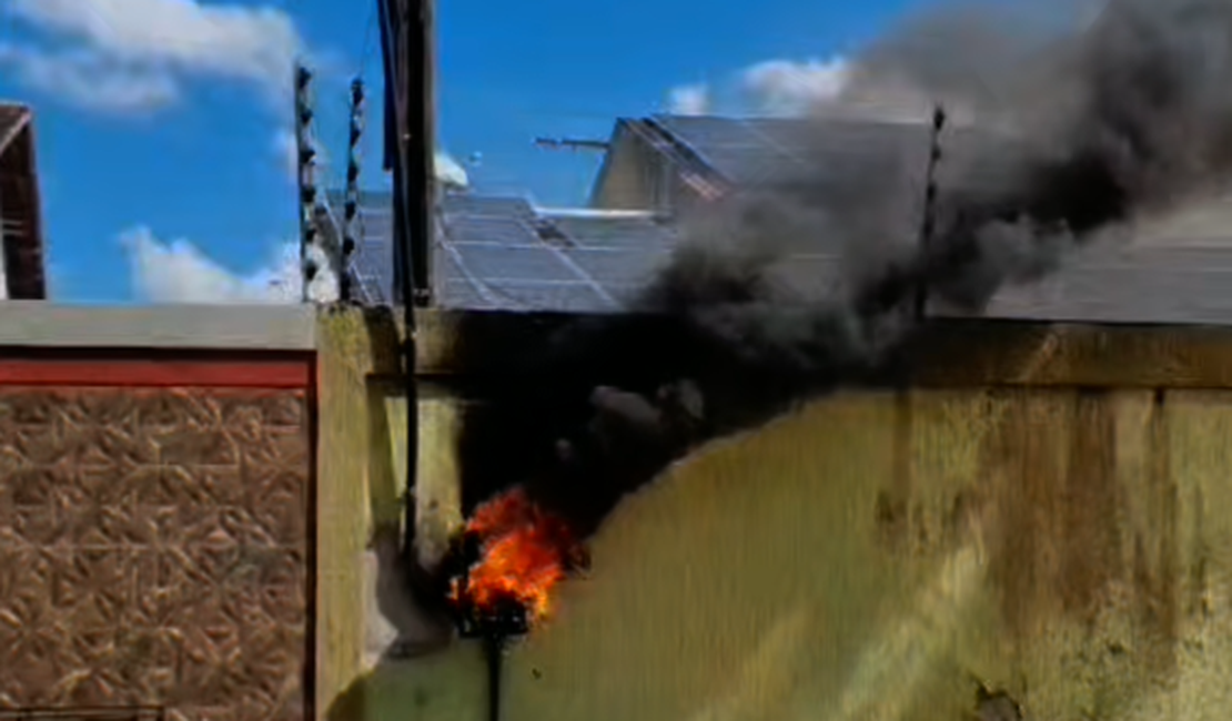 [Vídeo] Incêndio atinge contador de energia em residência no bairro Novo Horizonte