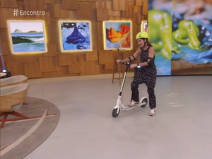 Fátima Bernardes chega de patinete para apresentar o 'Encontro'