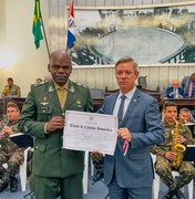 Cabo Bebeto entrega título de Cidadão Honorário de Alagoas ao general André Luiz Aguiar Ribeiro