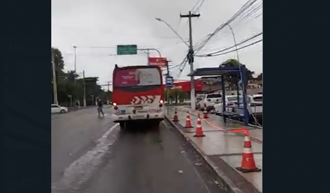 [Vídeo] Fiação elétrica cai e atinge ônibus na Avenida Menino Marcelo, em Maceió