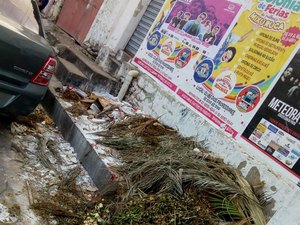 Acúmulo de metralha e lixo traz riscos para pedestres no Centro de Arapiraca