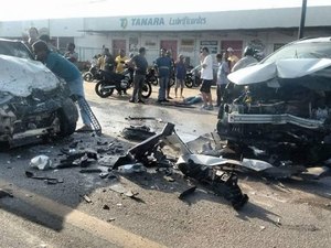 Colisão frontal deixa duas pessoas feridas na parte alta da capital