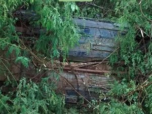 Carro capota após derrapar em pista molhada em Palmeira dos Índios