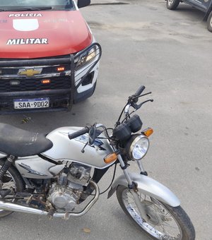 PM prende condutor de moto com veículo sem placa e chassi raspado em Jundiá