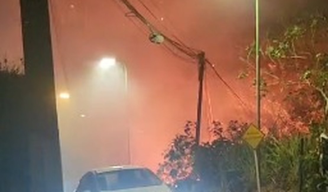 Incêndio de grandes proporções atinge vegetação na Ladeira da Moenda