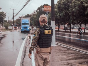 Operação Fluidez notifica veículos de cinco toneladas que circulam fora do horário permitido