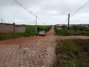 [Vídeo] Calçamento incompleto em ruas causa transtornos a moradores de Arapiraca