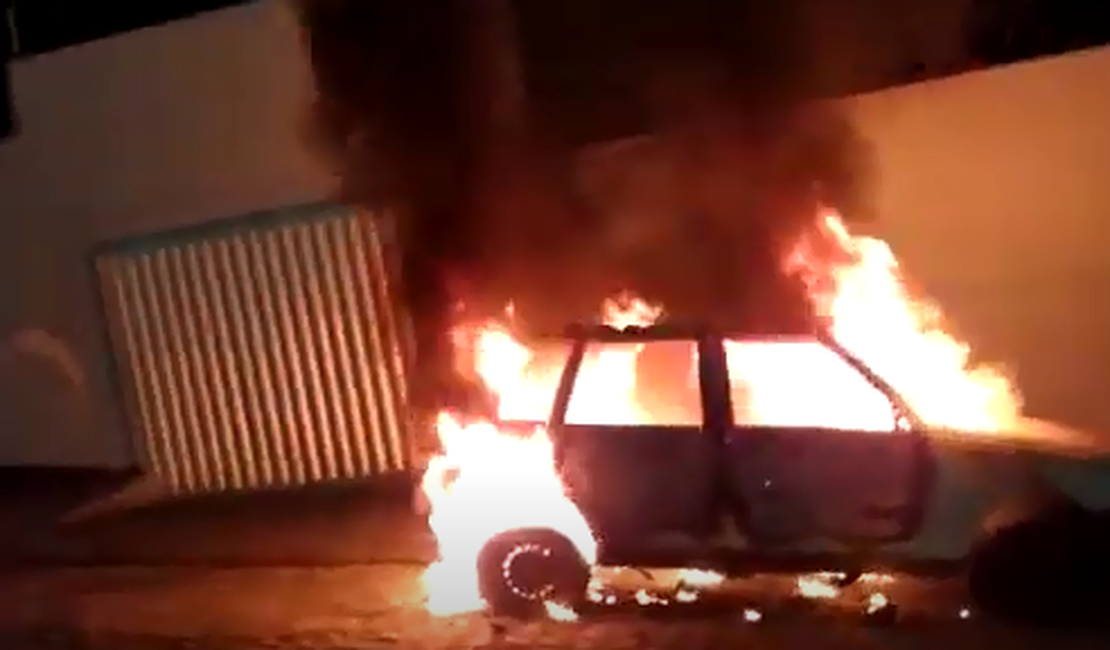 [Vídeo] Carro estacionado ao lado de delegacia de Quebrangulo é incendiado