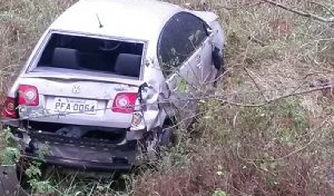 Motorista perde o controle e carro capota na AL-115