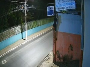 [Vídeo] Dupla escala muro de quatro metros para invadir loja em Maceió