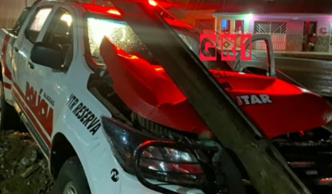 Viatura da PM colide com poste durante perseguição em Maribondo; suspeito segue foragido