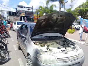 [Vídeo] Carro pega fogo no Centro de Arapiraca