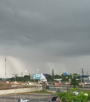 [Vídeo] Chuva forte pega arapiraquenses de surpresa e causa transtornos na cidade