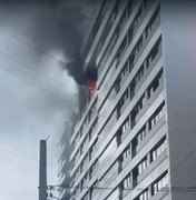 Incêndio atinge prédio na Ponta Verde e assusta moradores em Maceió