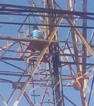 Homem tenta pular de torre de 40 metros e é impedido por populares em Major Izidoro