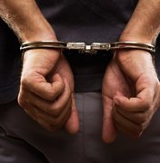 Jovem é preso após denúncia anônima com falcão, drogas e dinheiro em residência
