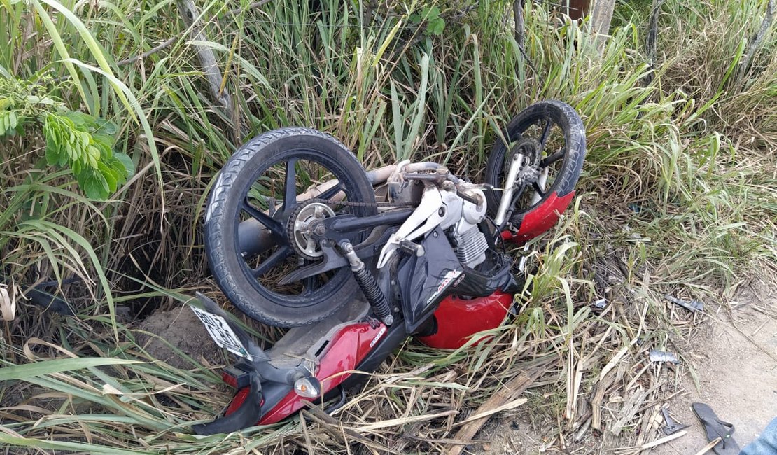 Colisão entre carro e moto deixa motoqueiro morto em São Luís do Quitunde