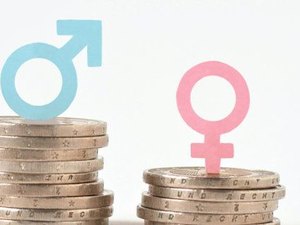 Brasileiras estudam mais, mas renda é 41,5% menor que dos homens