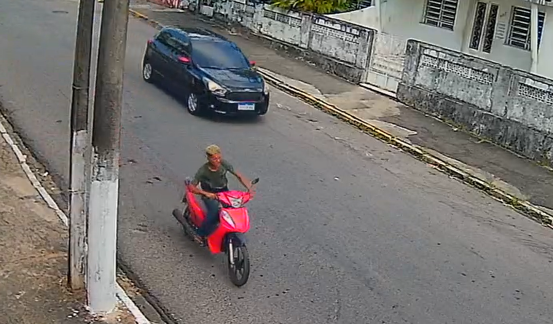 [Vídeo] Câmeras flagram furto de motocicleta em rua movimentada do Farol