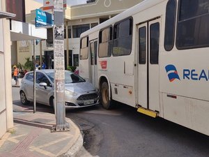 Colisão entre ônibus e carro de passeio atrapalha trânsito no centro de Arapiraca