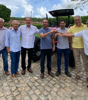 Alfredo Gaspar entrega trator e reforça apoio ao pequeno produtor em Rio Largo