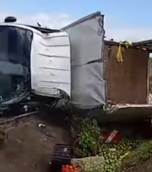 Caminhão carregado de laranjas tomba na AL-105, em Maceió