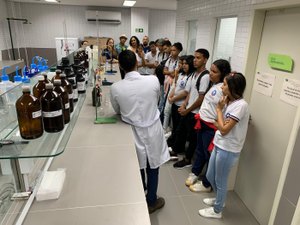 Estudantes de Coqueiro Seco acompanham análise de água da escola que frequentam